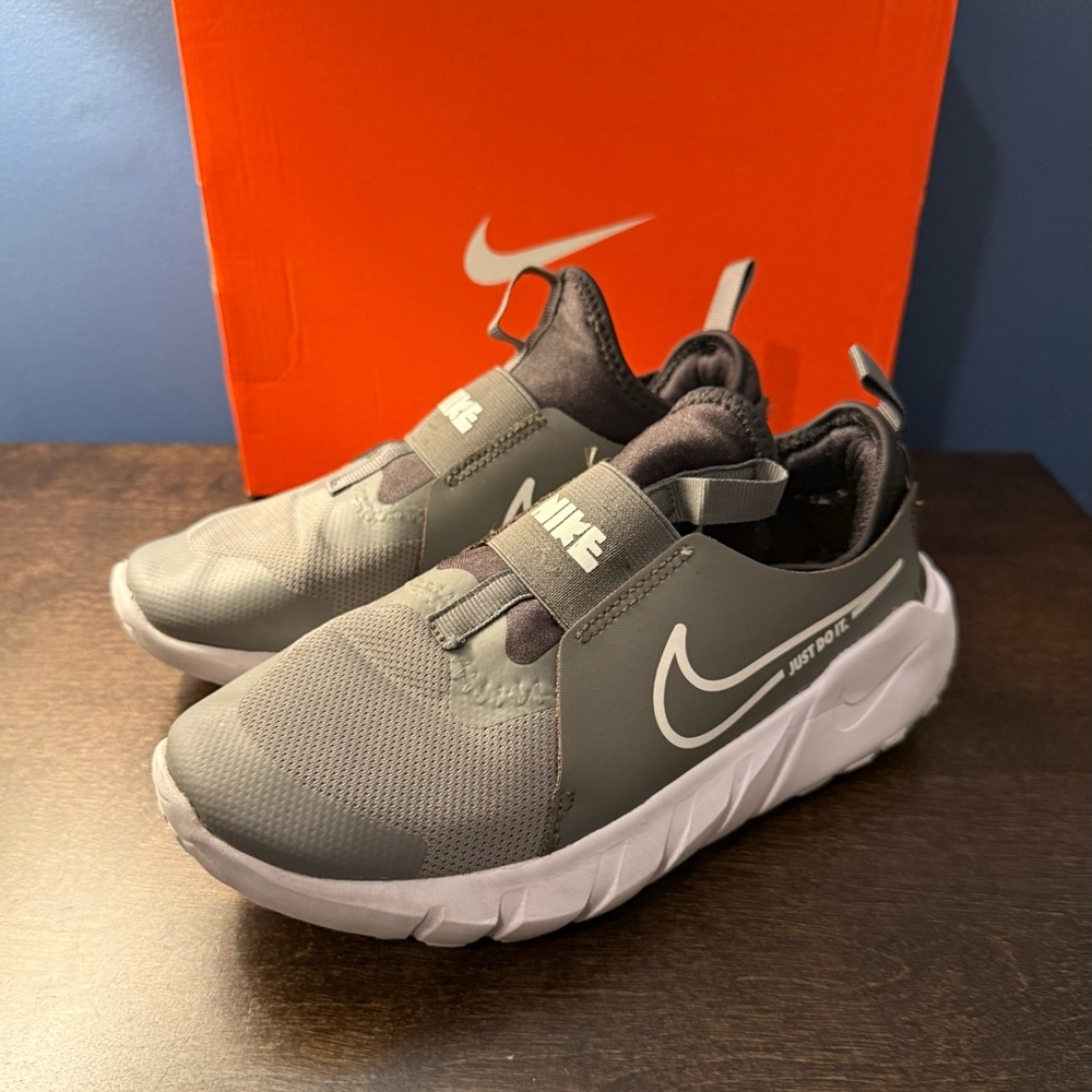 Nike Flex Runner slip on sneakers